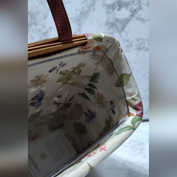 2006 Longaberger med wall pocket basket w/ plastic liner and fabric liner - Picture 14 of 15